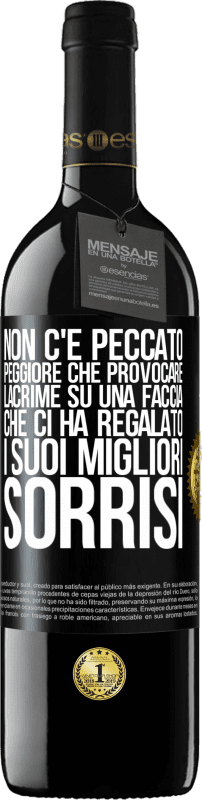 39,95 € Spedizione Gratuita | Vino rosso Edizione RED MBE Riserva Non c'è peccato peggiore che provocare lacrime su una faccia che ci ha regalato i suoi migliori sorrisi Etichetta Nera. Etichetta personalizzabile Riserva 12 Mesi Raccogliere 2016 Tempranillo