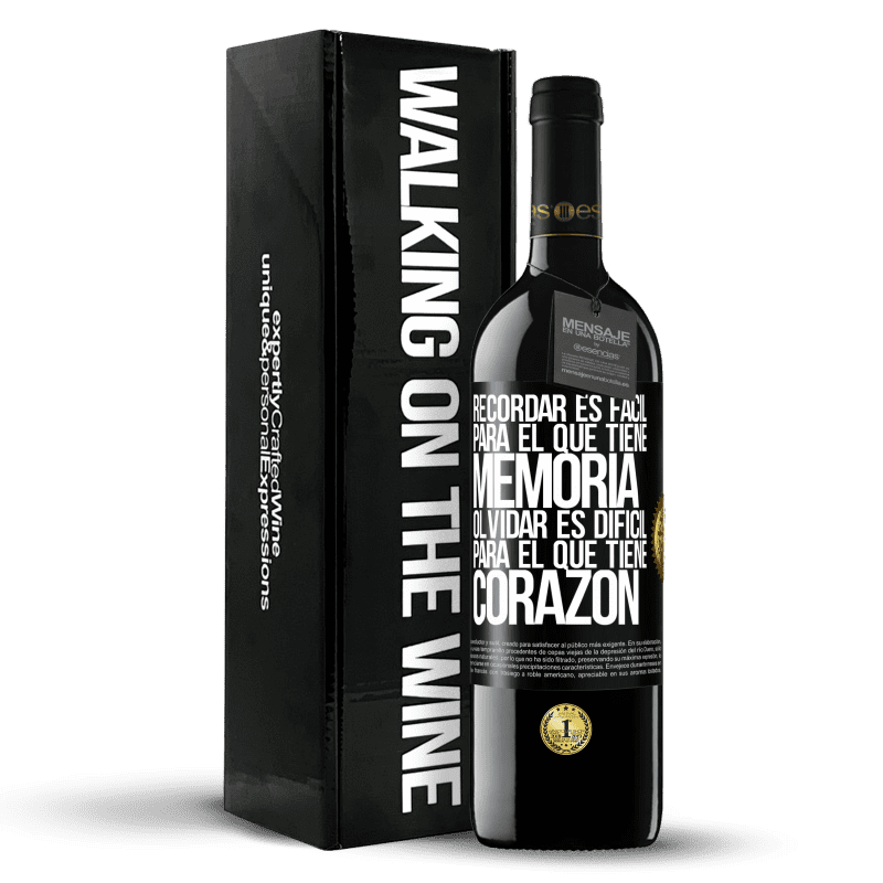 39,95 € Envío gratis | Vino Tinto Edición RED MBE Reserva Recordar es fácil para el que tiene memoria. Olvidar es difícil para el que tiene corazón Etiqueta Negra. Etiqueta personalizable Reserva 12 Meses Cosecha 2015 Tempranillo