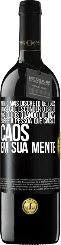 39,95 € | Vinho tinto Edição RED MBE Reserva Nem o mais discreto de todos consegue esconder o brilho nos olhos quando lhe dizem sobre a pessoa que causa o caos em sua Etiqueta Preta. Etiqueta personalizável Reserva 12 Meses Colheita 2015 Tempranillo