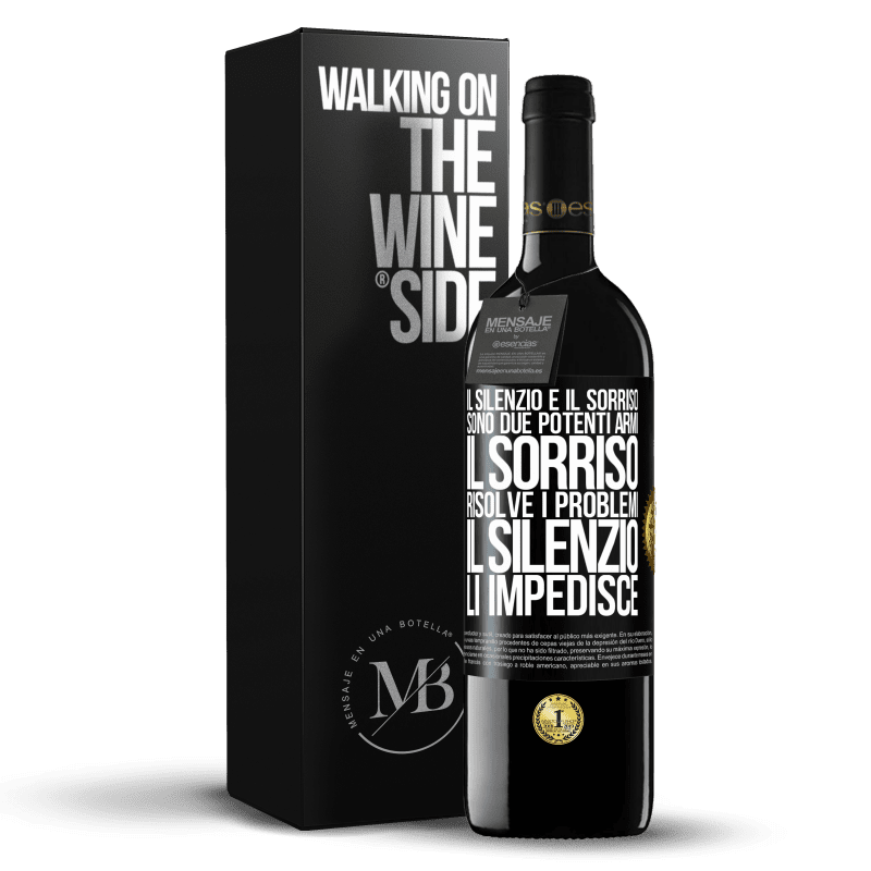 39,95 € Spedizione Gratuita | Vino rosso Edizione RED MBE Riserva Il silenzio e il sorriso sono due potenti armi. Il sorriso risolve i problemi, il silenzio li impedisce Etichetta Nera. Etichetta personalizzabile Riserva 12 Mesi Raccogliere 2015 Tempranillo