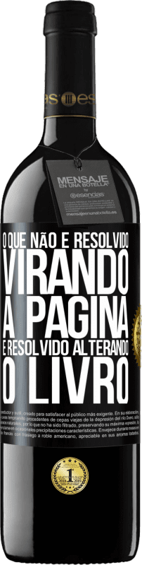 39,95 € | Vinho tinto Edição RED MBE Reserva O que não é resolvido virando a página, é resolvido alterando o livro Etiqueta Preta. Etiqueta personalizável Reserva 12 Meses Colheita 2015 Tempranillo