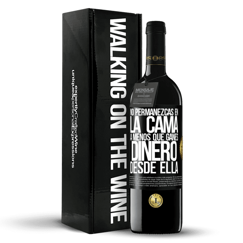 39,95 € Envío gratis | Vino Tinto Edición RED MBE Reserva No permanezcas en la cama a menos que ganes dinero desde ella Etiqueta Negra. Etiqueta personalizable Reserva 12 Meses Cosecha 2015 Tempranillo