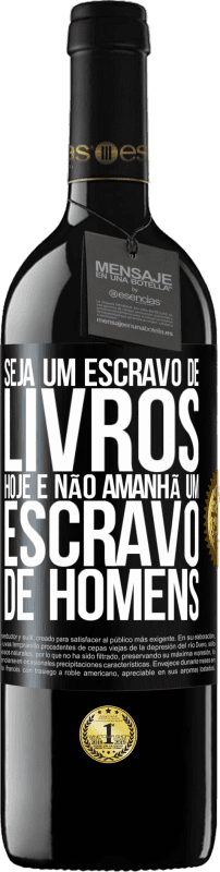 39,95 € | Vinho tinto Edição RED MBE Reserva Seja um escravo de livros hoje e não amanhã um escravo de homens Etiqueta Preta. Etiqueta personalizável Reserva 12 Meses Colheita 2015 Tempranillo