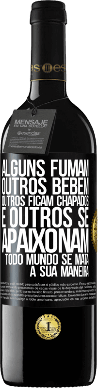 39,95 € Envio grátis | Vinho tinto Edição RED MBE Reserva Alguns fumam, outros bebem, outros ficam chapados e outros se apaixonam. Todo mundo se mata à sua maneira Etiqueta Preta. Etiqueta personalizável Reserva 12 Meses Colheita 2016 Tempranillo