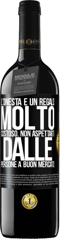 39,95 € | Vino rosso Edizione RED MBE Riserva L'onestà è un regalo molto costoso. Non aspettarti dalle persone a buon mercato Etichetta Nera. Etichetta personalizzabile Riserva 12 Mesi Raccogliere 2014 Tempranillo