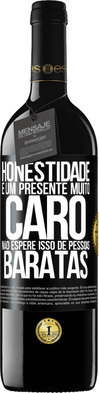 39,95 € | Vinho tinto Edição RED MBE Reserva Honestidade é um presente muito caro. Não espere isso de pessoas baratas Etiqueta Preta. Etiqueta personalizável Reserva 12 Meses Colheita 2014 Tempranillo