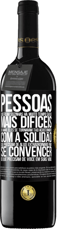 39,95 € | Vinho tinto Edição RED MBE Reserva Pessoas que ficam sozinhas há muito tempo são as mais difíceis de amar. Eles se tornaram tão acostumados com a solidão que Etiqueta Preta. Etiqueta personalizável Reserva 12 Meses Colheita 2015 Tempranillo