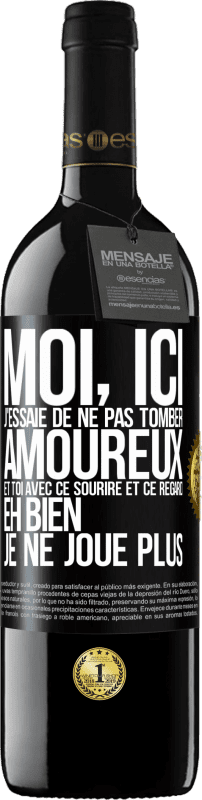 39,95 € Envoi gratuit | Vin rouge Édition RED MBE Réserve Moi, ici, j'essaie de ne pas tomber amoureux et toi avec ce sourire et ce regard eh bien, je ne joue plus Étiquette Noire. Étiquette personnalisable Réserve 12 Mois Récolte 2016 Tempranillo