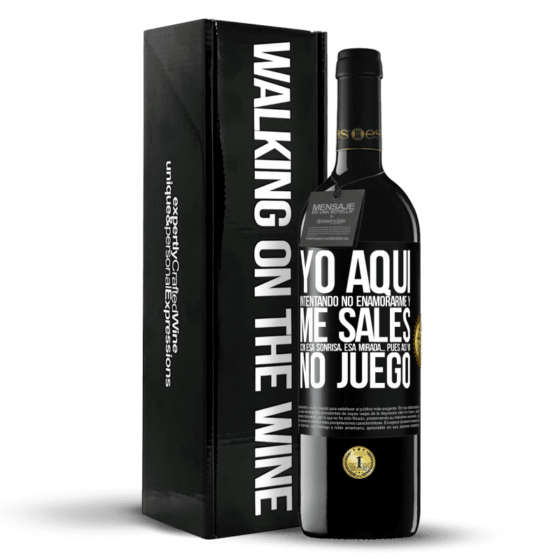 39,95 € Envío gratis | Vino Tinto Edición RED MBE Reserva Yo aquí, intentando no enamorarme y me sales con esa sonrisa, esa mirada… pues así ya no juego Etiqueta Negra. Etiqueta personalizable Reserva 12 Meses Cosecha 2015 Tempranillo