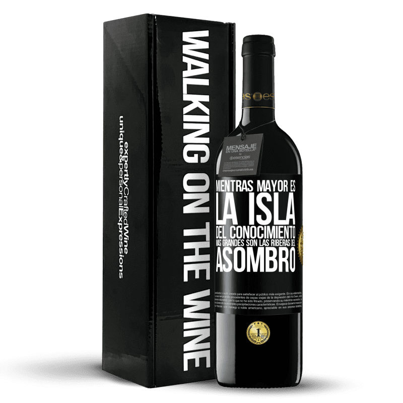 39,95 € Envío gratis | Vino Tinto Edición RED MBE Reserva Mientras mayor es la isla del conocimiento, más grandes son las riberas del asombro Etiqueta Negra. Etiqueta personalizable Reserva 12 Meses Cosecha 2016 Tempranillo