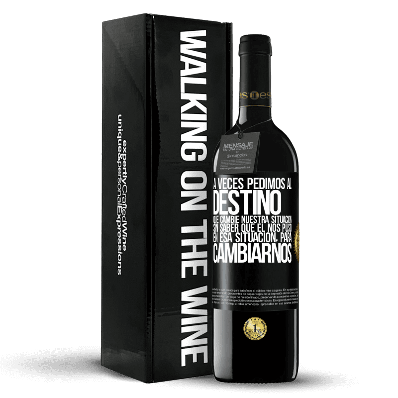 39,95 € Envío gratis | Vino Tinto Edición RED MBE Reserva A veces pedimos al destino que cambie nuestra situación sin saber que él nos puso en esa situación, para cambiarnos Etiqueta Negra. Etiqueta personalizable Reserva 12 Meses Cosecha 2015 Tempranillo