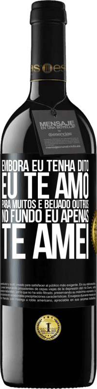 39,95 € | Vinho tinto Edição RED MBE Reserva Embora eu tenha dito eu te amo para muitos e beijado outros, no fundo eu apenas te amei Etiqueta Preta. Etiqueta personalizável Reserva 12 Meses Colheita 2015 Tempranillo