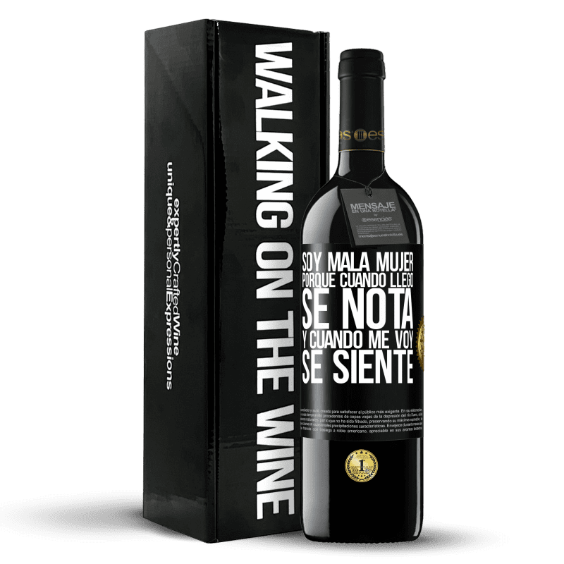 39,95 € Envío gratis | Vino Tinto Edición RED MBE Reserva Soy mala mujer, porque cuando llego se nota, y cuando me voy se siente Etiqueta Negra. Etiqueta personalizable Reserva 12 Meses Cosecha 2015 Tempranillo