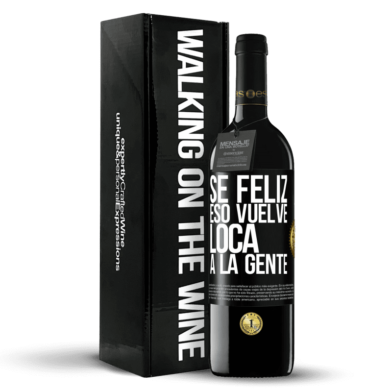 39,95 € Envío gratis | Vino Tinto Edición RED MBE Reserva Sé feliz. Eso vuelve loca a la gente Etiqueta Negra. Etiqueta personalizable Reserva 12 Meses Cosecha 2015 Tempranillo