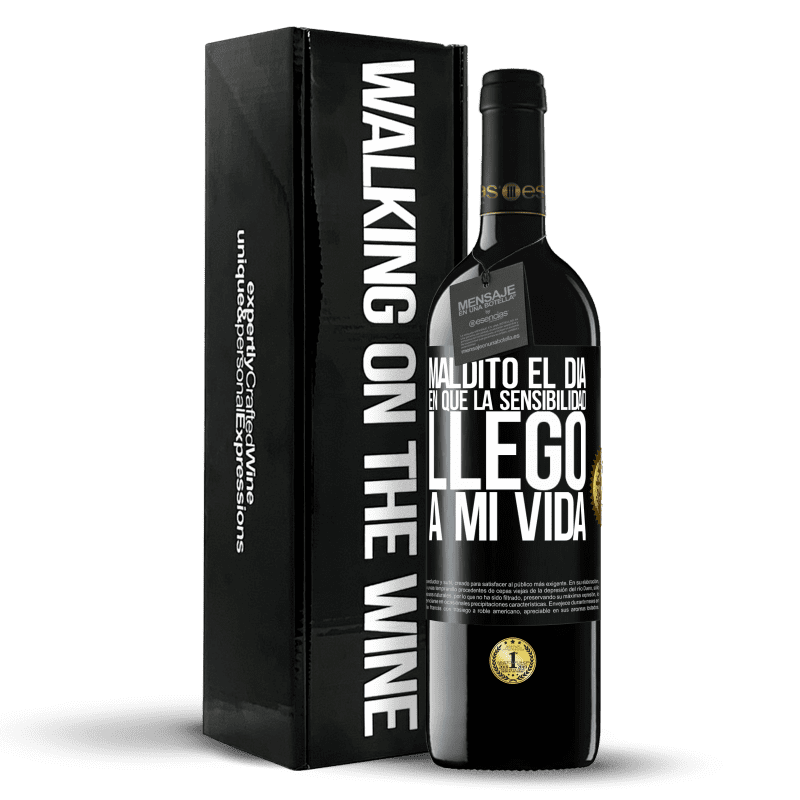 39,95 € Envío gratis | Vino Tinto Edición RED MBE Reserva Maldito el día en que la sensibilidad llegó a mi vida Etiqueta Negra. Etiqueta personalizable Reserva 12 Meses Cosecha 2015 Tempranillo