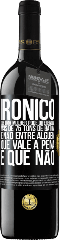 39,95 € | Vinho tinto Edição RED MBE Reserva Irônico Que uma mulher pode diferenciar mais de 75 tons de batom e não entre alguém que vale a pena e que não Etiqueta Preta. Etiqueta personalizável Reserva 12 Meses Colheita 2014 Tempranillo