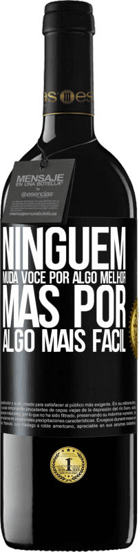 39,95 € | Vinho tinto Edição RED MBE Reserva Ninguém muda você por algo melhor, mas por algo mais fácil Etiqueta Preta. Etiqueta personalizável Reserva 12 Meses Colheita 2015 Tempranillo