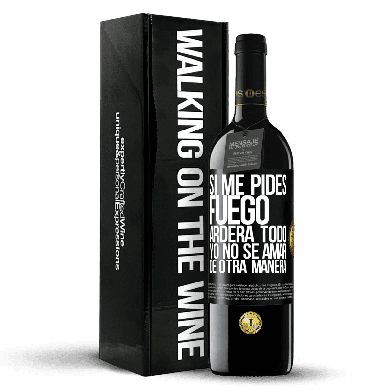 39,95 € Envío gratis | Vino Tinto Edición RED MBE Reserva Si me pides fuego, arderá todo. Yo no sé amar de otra manera Etiqueta Negra. Etiqueta personalizable Reserva 12 Meses Cosecha 2016 Tempranillo