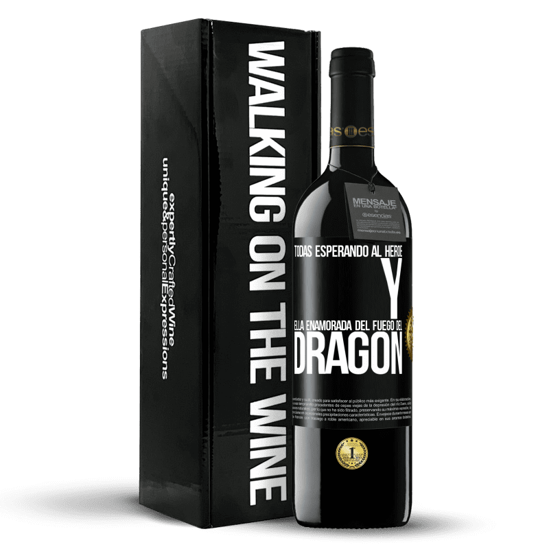 39,95 € Envío gratis | Vino Tinto Edición RED MBE Reserva Todas esperando al héroe y ella enamorada del fuego del dragón Etiqueta Negra. Etiqueta personalizable Reserva 12 Meses Cosecha 2016 Tempranillo