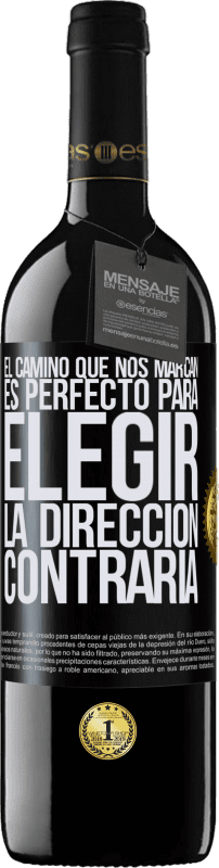 39,95 € Envío gratis | Vino Tinto Edición RED MBE Reserva El camino que nos marcan es perfecto para elegir la dirección contraria Etiqueta Negra. Etiqueta personalizable Reserva 12 Meses Cosecha 2016 Tempranillo