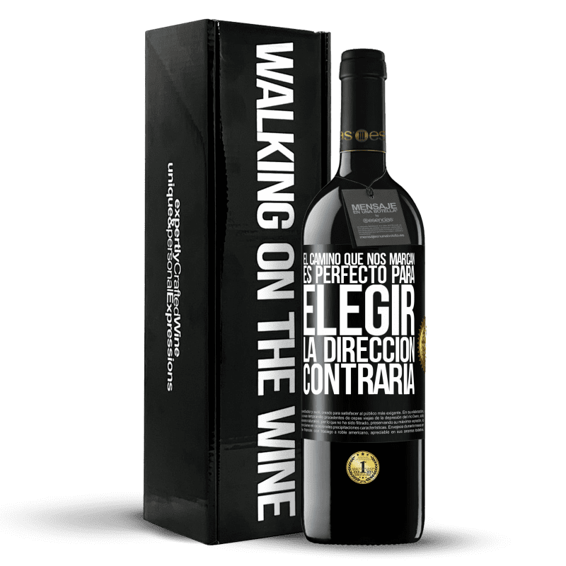 39,95 € Envío gratis | Vino Tinto Edición RED MBE Reserva El camino que nos marcan es perfecto para elegir la dirección contraria Etiqueta Negra. Etiqueta personalizable Reserva 12 Meses Cosecha 2015 Tempranillo