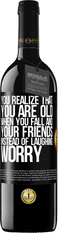 39,95 € | Red Wine RED Edition MBE Reserve You realize that you are old when you fall and your friends, instead of laughing, worry Black Label. Customizable label Reserve 12 Months Harvest 2014 Tempranillo