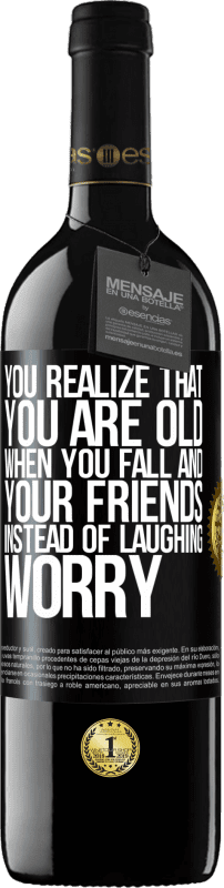 39,95 € | Red Wine RED Edition MBE Reserve You realize that you are old when you fall and your friends, instead of laughing, worry Black Label. Customizable label Reserve 12 Months Harvest 2016 Tempranillo
