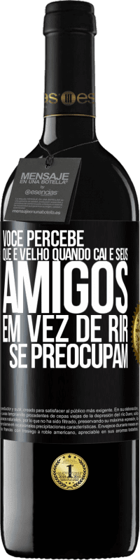 39,95 € | Vinho tinto Edição RED MBE Reserva Você percebe que é velho quando cai e seus amigos, em vez de rir, se preocupam Etiqueta Preta. Etiqueta personalizável Reserva 12 Meses Colheita 2015 Tempranillo