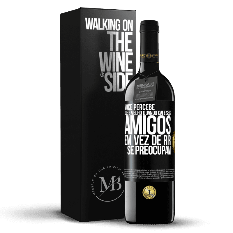 39,95 € Envio grátis | Vinho tinto Edição RED MBE Reserva Você percebe que é velho quando cai e seus amigos, em vez de rir, se preocupam Etiqueta Preta. Etiqueta personalizável Reserva 12 Meses Colheita 2016 Tempranillo