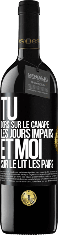 Envoi gratuit | Vin rouge Édition RED MBE Réserve Tu dors sur le canapé les jours impairs et moi sur le lit les pairs Étiquette Noire. Étiquette personnalisable Réserve 12 Mois Récolte 2014 Tempranillo