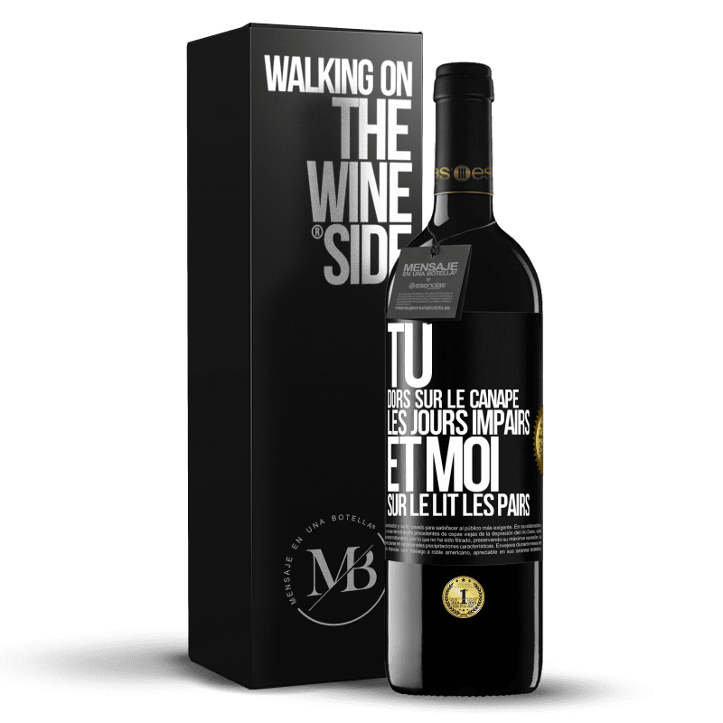 39,95 € Envoi gratuit | Vin rouge Édition RED MBE Réserve Tu dors sur le canapé les jours impairs et moi sur le lit les pairs Étiquette Noire. Étiquette personnalisable Réserve 12 Mois Récolte 2014 Tempranillo