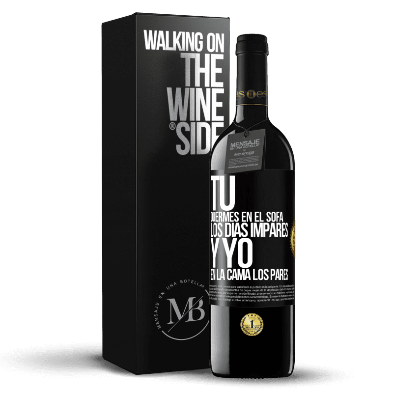 39,95 € Envío gratis | Vino Tinto Edición RED MBE Reserva Tú duermes en el sofá los días impares y yo en la cama los pares Etiqueta Negra. Etiqueta personalizable Reserva 12 Meses Cosecha 2014 Tempranillo