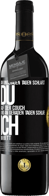 Kostenloser Versand | Rotwein RED Ausgabe MBE Reserve An ungeraden Tagen schläfst du auf der Couch und an geraden Tagen schlafe ich im Bett. Schwarzes Etikett. Anpassbares Etikett Reserve 12 Monate Ernte 2014 Tempranillo