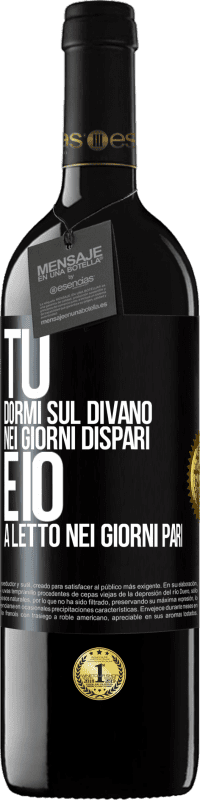 Spedizione Gratuita | Vino rosso Edizione RED MBE Riserva Tu dormi sul divano nei giorni dispari e io a letto nei giorni pari Etichetta Nera. Etichetta personalizzabile Riserva 12 Mesi Raccogliere 2014 Tempranillo