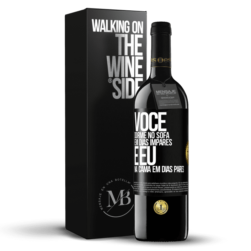 39,95 € Envio grátis | Vinho tinto Edição RED MBE Reserva Você dorme no sofá em dias ímpares e eu na cama em dias pares Etiqueta Preta. Etiqueta personalizável Reserva 12 Meses Colheita 2016 Tempranillo