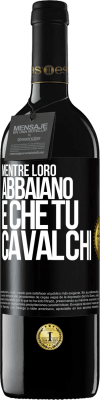 39,95 € | Vino rosso Edizione RED MBE Riserva Mentre loro abbaiano è che tu cavalchi Etichetta Nera. Etichetta personalizzabile Riserva 12 Mesi Raccogliere 2015 Tempranillo