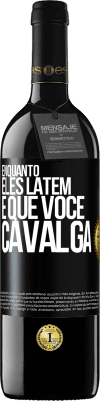 39,95 € | Vinho tinto Edição RED MBE Reserva Enquanto eles latem é que você cavalga Etiqueta Preta. Etiqueta personalizável Reserva 12 Meses Colheita 2015 Tempranillo