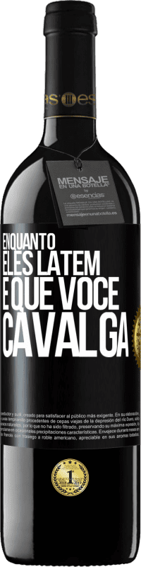 39,95 € Envio grátis | Vinho tinto Edição RED MBE Reserva Enquanto eles latem é que você cavalga Etiqueta Preta. Etiqueta personalizável Reserva 12 Meses Colheita 2016 Tempranillo