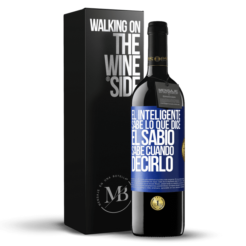 39,95 € Envío gratis | Vino Tinto Edición RED MBE Reserva El inteligente sabe lo que dice. El sabio sabe cuando decirlo Etiqueta Azul. Etiqueta personalizable Reserva 12 Meses Cosecha 2016 Tempranillo