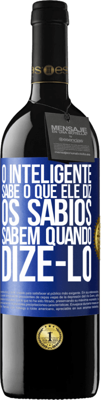 39,95 € | Vinho tinto Edição RED MBE Reserva O inteligente sabe o que ele diz. Os sábios sabem quando dizê-lo Etiqueta Azul. Etiqueta personalizável Reserva 12 Meses Colheita 2015 Tempranillo