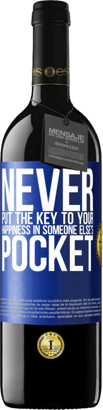 39,95 € | Red Wine RED Edition MBE Reserve Never put the key to your happiness in someone else's pocket Blue Label. Customizable label Reserve 12 Months Harvest 2014 Tempranillo