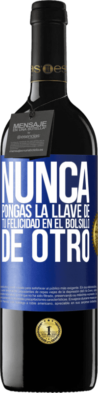 39,95 € | Vino Tinto Edición RED MBE Reserva Nunca pongas la llave de tu felicidad en el bolsillo de otro Etiqueta Azul. Etiqueta personalizable Reserva 12 Meses Cosecha 2016 Tempranillo