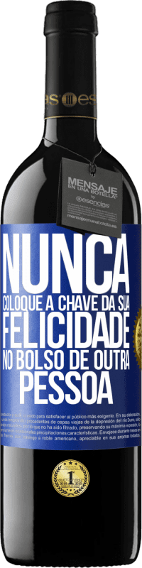 39,95 € | Vinho tinto Edição RED MBE Reserva Nunca coloque a chave da sua felicidade no bolso de outra pessoa Etiqueta Azul. Etiqueta personalizável Reserva 12 Meses Colheita 2015 Tempranillo