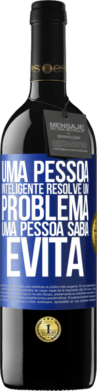 39,95 € | Vinho tinto Edição RED MBE Reserva Uma pessoa inteligente resolve um problema. Uma pessoa sábia evita Etiqueta Azul. Etiqueta personalizável Reserva 12 Meses Colheita 2016 Tempranillo