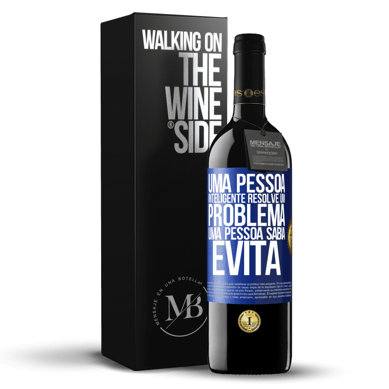 39,95 € Envio grátis | Vinho tinto Edição RED MBE Reserva Uma pessoa inteligente resolve um problema. Uma pessoa sábia evita Etiqueta Azul. Etiqueta personalizável Reserva 12 Meses Colheita 2015 Tempranillo