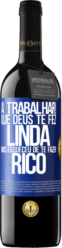39,95 € Envio grátis | Vinho tinto Edição RED MBE Reserva a trabalhar! Que Deus te fez linda, mas esqueceu de te fazer rico Etiqueta Azul. Etiqueta personalizável Reserva 12 Meses Colheita 2016 Tempranillo