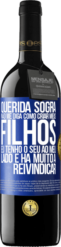 39,95 € Envio grátis | Vinho tinto Edição RED MBE Reserva Querida sogra, não me diga como criar meus filhos. Eu tenho o seu ao meu lado e há muito a reivindicar Etiqueta Azul. Etiqueta personalizável Reserva 12 Meses Colheita 2015 Tempranillo