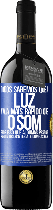 39,95 € | Vinho tinto Edição RED MBE Reserva Todos sabemos que a luz viaja mais rápido que o som. É por isso que algumas pessoas parecem brilhantes até ouvi-las falar Etiqueta Azul. Etiqueta personalizável Reserva 12 Meses Colheita 2015 Tempranillo