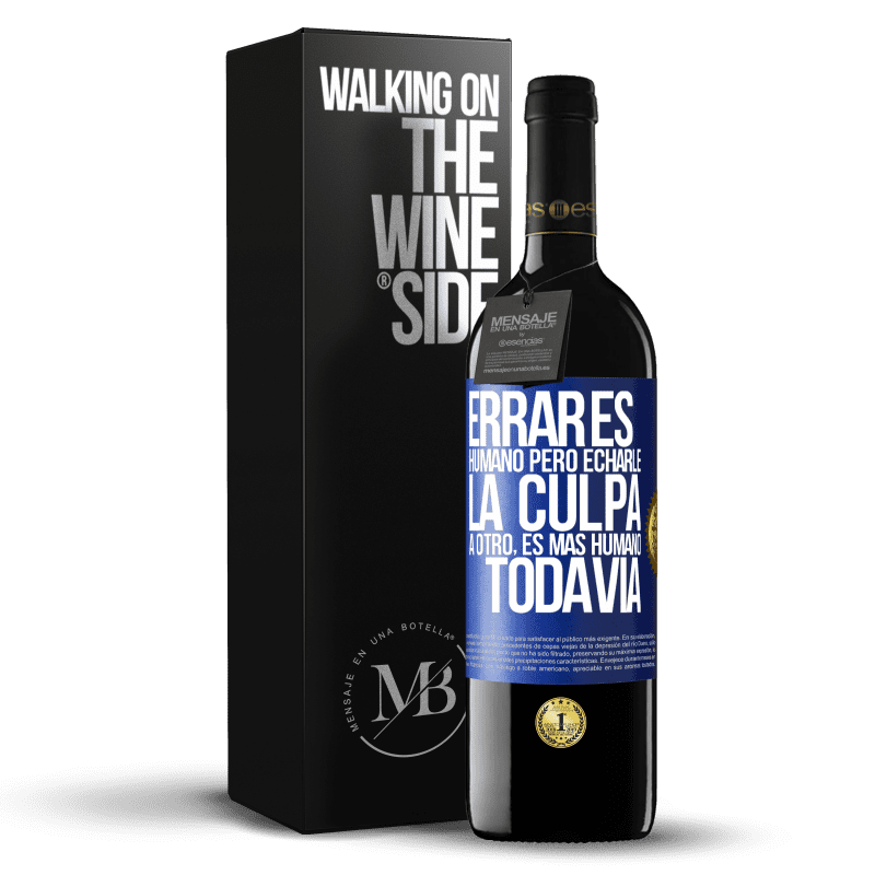 39,95 € Envío gratis | Vino Tinto Edición RED MBE Reserva Errar es humano...pero echarle la culpa a otro, es más humano todavía Etiqueta Azul. Etiqueta personalizable Reserva 12 Meses Cosecha 2015 Tempranillo