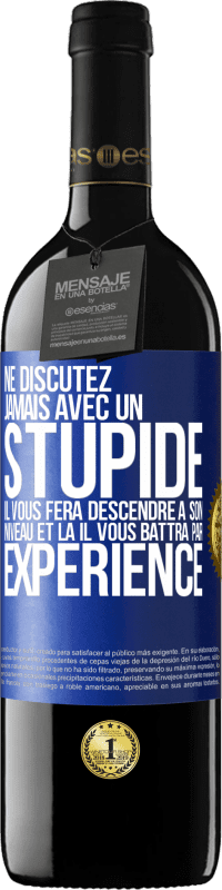 39,95 € | Vin rouge Édition RED MBE Réserve Ne discutez jamais avec un stupide. Il vous fera descendre à son niveau et là il vous battra par expérience Étiquette Bleue. Étiquette personnalisable Réserve 12 Mois Récolte 2015 Tempranillo